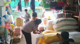 Terlihat mobil Truk 6 Roda membongkar muatan 5 ton beras. Nampak Owners Toko Alkarif Pakan saat mencroscek beras dan melayani pelanggannya, Jum'at 7 Juni 2024 siang. Foto Dok: Redaksi/inspirasipos.com