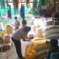Terlihat mobil Truk 6 Roda membongkar muatan 5 ton beras. Nampak Owners Toko Alkarif Pakan saat mencroscek beras dan melayani pelanggannya, Jum'at 7 Juni 2024 siang. Foto Dok: Redaksi/inspirasipos.com