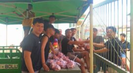 Nampak Ratusan Remaja Masjid Nuruttaqwa Bolu Antusias Bagikan Daging Qurban sejak siang hingga menjelang Ashar, di Lingkungan Masjid Nuruttaqwa, Kecamatan Tallunglipu, Kabupaten Toraja Utara, Senin (17/06/2024). Foto Dok: inspirasipos.com