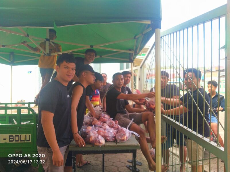 Nampak Ratusan Remaja Masjid Nuruttaqwa Bolu Antusias Bagikan Daging Qurban sejak siang hingga menjelang Ashar, di Lingkungan Masjid Nuruttaqwa, Kecamatan Tallunglipu, Kabupaten Toraja Utara, Senin (17/06/2024). Foto Dok: inspirasipos.com