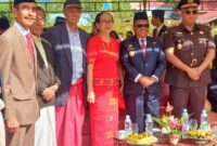 Foto bersama usai upacara hari pahlawan Pong Tiku. Dari kiri ke kanan: Anggota DPRD Torut Samuel Matasak, Herman Boro Tiranda, 
Ny. Ida Allobua' Tiranda, Bupati Torut Yohanis Bassang, Kacabjari Rantepao, Alexander Tanak. Foto Dok(inspirasipos.com).