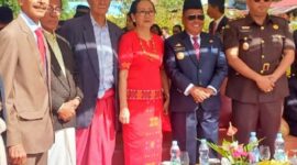 Foto bersama usai upacara hari pahlawan Pong Tiku. Dari kiri ke kanan: Anggota DPRD Torut Samuel Matasak, Herman Boro Tiranda, 
Ny. Ida Allobua' Tiranda, Bupati Torut Yohanis Bassang, Kacabjari Rantepao, Alexander Tanak. Foto Dok(inspirasipos.com).