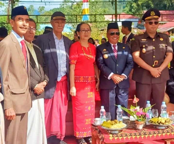 Foto bersama usai upacara hari pahlawan Pong Tiku. Dari kiri ke kanan: Anggota DPRD Torut Samuel Matasak, Herman Boro Tiranda, 
Ny. Ida Allobua' Tiranda, Bupati Torut Yohanis Bassang, Kacabjari Rantepao, Alexander Tanak. Foto Dok(inspirasipos.com).