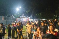 Pengunjung Konser musik Troy Projects membludak, Kapolsek AKP Yohanis Ramba terlihat di lokasi tengah memantau jalannya konser music di Lapangan Bakti Rantepao, Kecamatan Rantepao, Kabupaten Toraja Utara, Sulawesi Selatan, Sabtu malam (20/07/2024). Foto Dok:(Erlin/inspirasipos.com)