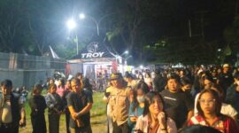 Pengunjung Konser musik Troy Projects membludak, Kapolsek AKP Yohanis Ramba terlihat di lokasi tengah memantau jalannya konser music di Lapangan Bakti Rantepao, Kecamatan Rantepao, Kabupaten Toraja Utara, Sulawesi Selatan, Sabtu malam (20/07/2024). Foto Dok:(Erlin/inspirasipos.com)