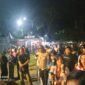 Pengunjung Konser musik Troy Projects membludak, Kapolsek AKP Yohanis Ramba terlihat di lokasi tengah memantau jalannya konser music di Lapangan Bakti Rantepao, Kecamatan Rantepao, Kabupaten Toraja Utara, Sulawesi Selatan, Sabtu malam (20/07/2024). Foto Dok:(Erlin/inspirasipos.com)