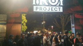 Para Pengunjung dari berbagai daerah terlihat antri memasuki area konser music yang di gelar di Lapangan Bakti Rantepao, Kecamatan Rantepao, Kabupaten Toraja Utara 
, Sulawesi Selatan, Sabtu (20/07/2024).
