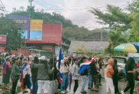 Para pelajar yang sedang melakukan latihan marching band di seputaran lapangan bakti, Kecamatan Rantepao, Kabupaten Toraja Utara, Sulawesi Selatan, Minggu (28/07/2024). Foto Dok:(inspirasipos.com).