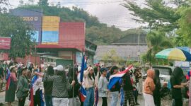 Para pelajar yang sedang melakukan latihan marching band di seputaran lapangan bakti, Kecamatan Rantepao, Kabupaten Toraja Utara, Sulawesi Selatan, Minggu (28/07/2024). Foto Dok:(inspirasipos.com).
