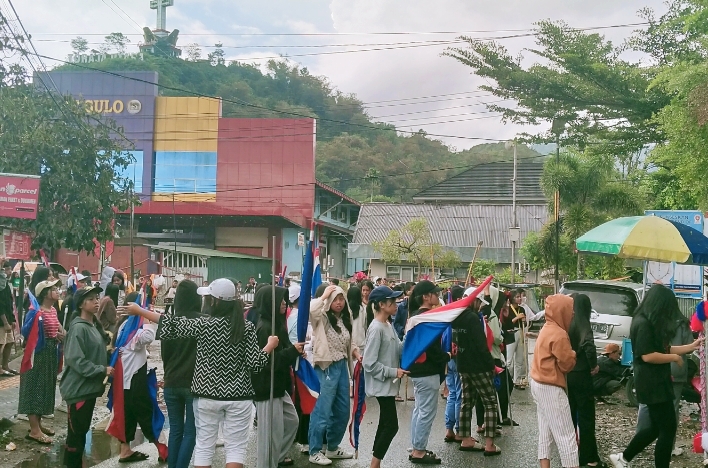 Para pelajar yang sedang melakukan latihan marching band di seputaran lapangan bakti, Kecamatan Rantepao, Kabupaten Toraja Utara, Sulawesi Selatan, Minggu (28/07/2024). Foto Dok:(inspirasipos.com).