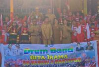 Peserta Marching Band dari Gita Irama SDN 2 Rantepao foto bersama 
Bupati Torut Yohanis Bassang, Sekda Torut Salvius Pasang dan Kadis Pendidikan Torut, Kepala Dinas Pendidikan Toraja Utara, Martinus Manatin. Foto Dok:(inspirasipos.com).