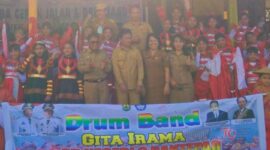 Peserta Marching Band dari Gita Irama SDN 2 Rantepao foto bersama 
Bupati Torut Yohanis Bassang, Sekda Torut Salvius Pasang dan Kadis Pendidikan Torut, Kepala Dinas Pendidikan Toraja Utara, Martinus Manatin. Foto Dok:(inspirasipos.com).