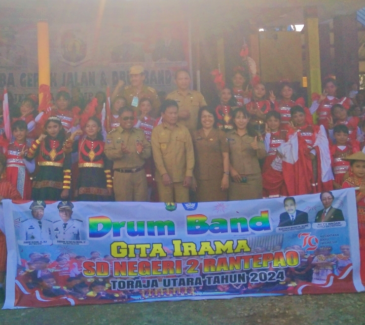 Peserta Marching Band dari Gita Irama SDN 2 Rantepao foto bersama 
Bupati Torut Yohanis Bassang, Sekda Torut Salvius Pasang dan Kadis Pendidikan Torut, Kepala Dinas Pendidikan Toraja Utara, Martinus Manatin. Foto Dok:(inspirasipos.com).