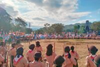 Upacara Pembukaan perkemahan yang dihadiri oleh tingkatan SD dan SMP dari dua Kecamatan. Kegiatan itu berlangsung selama tiga hari dari Rabu 14-16 Agustus 2024 bertempat di lapangan Rantera'da Kecamatan Sa'dan. Foto Dok:(Matius Mandarit/inspirasipos.com).