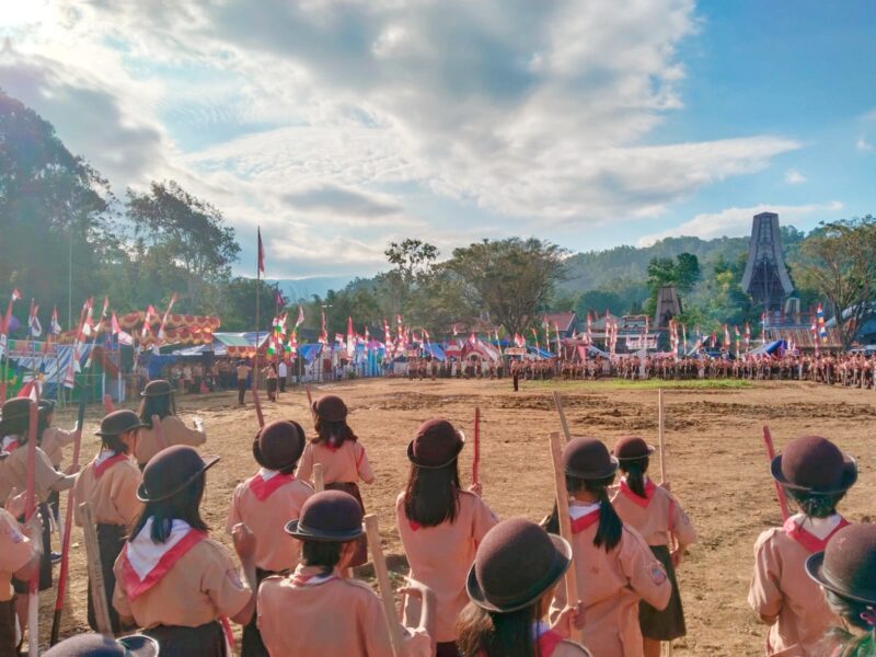 Upacara Pembukaan perkemahan yang dihadiri oleh tingkatan SD dan SMP dari dua Kecamatan. Kegiatan itu berlangsung selama tiga hari dari Rabu 14-16 Agustus 2024 bertempat di lapangan Rantera'da Kecamatan Sa'dan. Foto Dok:(Matius Mandarit/inspirasipos.com).