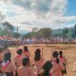 Upacara Pembukaan perkemahan yang dihadiri oleh tingkatan SD dan SMP dari dua Kecamatan. Kegiatan itu berlangsung selama tiga hari dari Rabu 14-16 Agustus 2024 bertempat di lapangan Rantera'da Kecamatan Sa'dan. Foto Dok:(Matius Mandarit/inspirasipos.com).