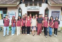 Foto bersama Mahasiswa (i) KKNT Uki Toraja bersama Kepala Lembang Yeri Sirappa di halaman kantor Lembang Sangkaropi, Kecamatan Sa'dan, Kabupaten Toraja Utara, Sulawesi Selatan, Jumat (30/08/2024). Foto Dok:(Matius Mandarit/inspirasipos.com).