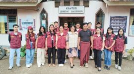 Foto bersama Mahasiswa (i) KKNT Uki Toraja bersama Kepala Lembang Yeri Sirappa di halaman kantor Lembang Sangkaropi, Kecamatan Sa'dan, Kabupaten Toraja Utara, Sulawesi Selatan, Jumat (30/08/2024). Foto Dok:(Matius Mandarit/inspirasipos.com).