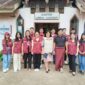 Foto bersama Mahasiswa (i) KKNT Uki Toraja bersama Kepala Lembang Yeri Sirappa di halaman kantor Lembang Sangkaropi, Kecamatan Sa'dan, Kabupaten Toraja Utara, Sulawesi Selatan, Jumat (30/08/2024). Foto Dok:(Matius Mandarit/inspirasipos.com).