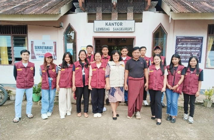 Foto bersama Mahasiswa (i) KKNT Uki Toraja bersama Kepala Lembang Yeri Sirappa di halaman kantor Lembang Sangkaropi, Kecamatan Sa'dan, Kabupaten Toraja Utara, Sulawesi Selatan, Jumat (30/08/2024). Foto Dok:(Matius Mandarit/inspirasipos.com).