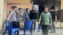 Ombas tiba di kantor Bawaslu Toraja Utara untuk memberi klarifikasi terkait mutasi atau pelantikan 147 pejabat ASN lingkup Pemkab Torut yang lalu. Ombas juga memberi klarifikasi ke pihak Gakkumdu setempat. Foto: Ist