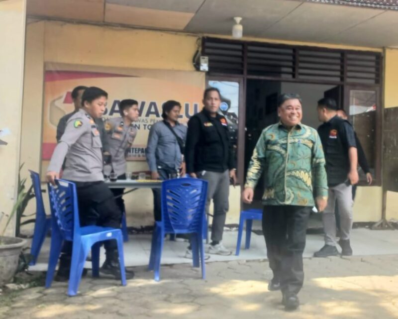 Ombas tiba di kantor Bawaslu Toraja Utara untuk memberi klarifikasi terkait mutasi atau pelantikan 147 pejabat ASN lingkup Pemkab Torut yang lalu. Ombas juga memberi klarifikasi ke pihak Gakkumdu setempat. Foto: Ist