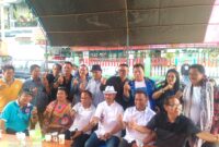 Tim Relawan Dating Palembangan foto bareng bersama calon wakil bupati Torut Marten Rantetondok di acara temu kangen di kantor perwakilan PMTI Jl. Kostan Rantepao, Kecamatan Rantepao, Kabupaten Toraja Utara, Minggu (08/09/2024). Foto Dok:(Arlin/inspirasipos.com).