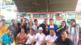 Tim Relawan Dating Palembangan foto bareng bersama calon wakil bupati Torut Marten Rantetondok di acara temu kangen di kantor perwakilan PMTI Jl. Kostan Rantepao, Kecamatan Rantepao, Kabupaten Toraja Utara, Minggu (08/09/2024). Foto Dok:(Arlin/inspirasipos.com).