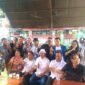 Tim Relawan Dating Palembangan foto bareng bersama calon wakil bupati Torut Marten Rantetondok di acara temu kangen di kantor perwakilan PMTI Jl. Kostan Rantepao, Kecamatan Rantepao, Kabupaten Toraja Utara, Minggu (08/09/2024). Foto Dok:(Arlin/inspirasipos.com).
