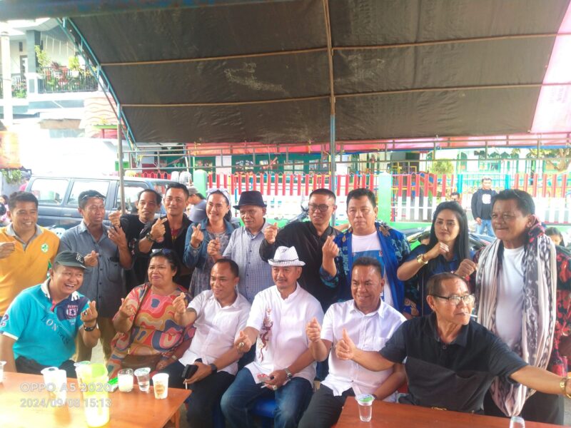Tim Relawan Dating Palembangan foto bareng bersama calon wakil bupati Torut Marten Rantetondok di acara temu kangen di kantor perwakilan PMTI Jl. Kostan Rantepao, Kecamatan Rantepao, Kabupaten Toraja Utara, Minggu (08/09/2024). Foto Dok:(Arlin/inspirasipos.com).