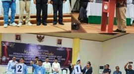 Ketua KPU Torut Jan Hery Pakan saat menyampaikan himbauan. Nampak kedua calon Ombas-Marthen memgang nomor urut 1 dan Dedy-Andrew tengah memegang papan nomor urut 2. Foto Dok:(Matius/inspirasipos.com).