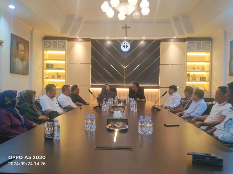 Putri Dakka dan Haidir Basir Silaturahmi di BPS Gereja Toraja disambut langsung oleh Ketua BPS Gereja Toraja,
Pdt.Dr.Alfred Anggui, M.Th, di Aula BPS, Selasa (24/09/2024).