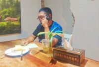 Ketua Toraja Transparansi (KTT) Drs. Tommy Tiranda saat ngopi bareng bersama timnya di Kafe Pison Hotel, Kelurahan Karassik, Kecamatan Rantepao, Kabupaten Toraja Utara, Sulawesi Selatan, Selasa (24/09/2024) malam. Foto Dok:(Matius Mandarit/inspirasipos.com).