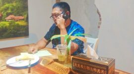 Ketua Toraja Transparansi (KTT) Drs. Tommy Tiranda saat ngopi bareng bersama timnya di Kafe Pison Hotel, Kelurahan Karassik, Kecamatan Rantepao, Kabupaten Toraja Utara, Sulawesi Selatan, Selasa (24/09/2024) malam. Foto Dok:(Matius Mandarit/inspirasipos.com).
