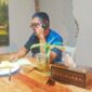 Ketua Toraja Transparansi (KTT) Drs. Tommy Tiranda saat ngopi bareng bersama timnya di Kafe Pison Hotel, Kelurahan Karassik, Kecamatan Rantepao, Kabupaten Toraja Utara, Sulawesi Selatan, Selasa (24/09/2024) malam. Foto Dok:(Matius Mandarit/inspirasipos.com).