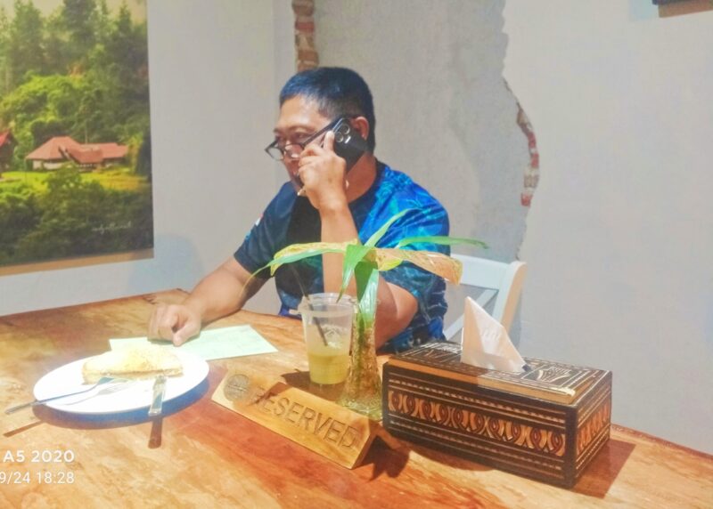 Ketua Toraja Transparansi (KTT) Drs. Tommy Tiranda saat ngopi bareng bersama timnya di Kafe Pison Hotel, Kelurahan Karassik, Kecamatan Rantepao, Kabupaten Toraja Utara, Sulawesi Selatan, Selasa (24/09/2024) malam. Foto Dok:(Matius Mandarit/inspirasipos.com).