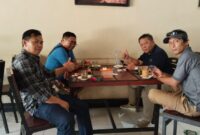 Ngopi bareng di Warkop 45 Pangkep bersama Jurnalis Senior Drs. Yonatan Tomi Tiranda, Bung Pit, Arlin dan Matius Mandarit, di Kabupaten Pangkep, Senin (16/09/2024) siang. Foto Dok:(Matius Mandarit/inspirasipos.com)