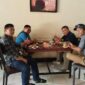 Ngopi bareng di Warkop 45 Pangkep bersama Jurnalis Senior Drs. Yonatan Tomi Tiranda, Bung Pit, Arlin dan Matius Mandarit, di Kabupaten Pangkep, Senin (16/09/2024) siang. Foto Dok:(Matius Mandarit/inspirasipos.com)