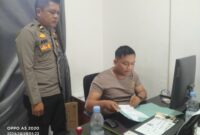 Kanit SPKT Ipda Abdi (kiri) dan Bripda Zani Saputra terlihat tengah memproses laporan masyarakat kampung Karua, Sabtu (19/10/2024) siang. Foto Dok: Redaksi.