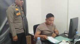 Kanit SPKT Ipda Abdi (kiri) dan Bripda Zani Saputra terlihat tengah memproses laporan masyarakat kampung Karua, Sabtu (19/10/2024) siang. Foto Dok: Redaksi.