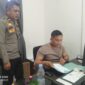 Kanit SPKT Ipda Abdi (kiri) dan Bripda Zani Saputra terlihat tengah memproses laporan masyarakat kampung Karua, Sabtu (19/10/2024) siang. Foto Dok: Redaksi.