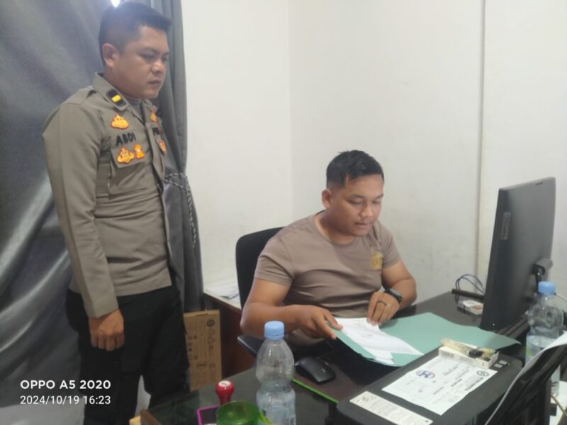 Kanit SPKT Ipda Abdi (kiri) dan Bripda Zani Saputra terlihat tengah memproses laporan masyarakat kampung Karua, Sabtu (19/10/2024) siang. Foto Dok: Redaksi.