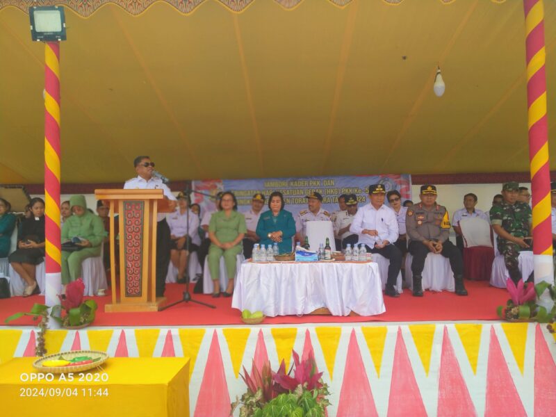 Bupati Torut Yohanis Bassang saat membuka kegiatan Jambore PKK ke-52 se-Kabupaten Toraja Utara di Lapangan Buntu Datu, Lembang Pitung Penanian, Kecamatan Rantebua, Kabupaten Toraja Utara, Rabu (4/09/2024). Foto Dok: Redaksi.