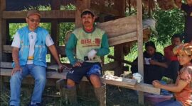 Manajer ULP PLN Rantepao, Sadcrak (kiri) Lukas Tandiara (tengah) Kristina Tandiallo (kanan) dan 3 orang dari tim PLN (belakang) saat berteduh di kandang kerbau, Sabtu 5 Oktober 2024 siang. Foto Dok: Ist.