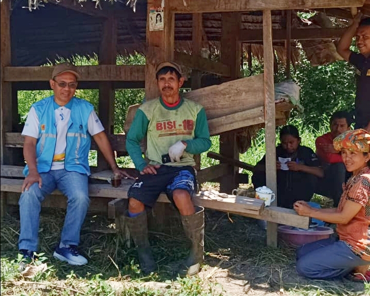 Manajer ULP PLN Rantepao, Sadcrak (kiri) Lukas Tandiara (tengah) Kristina Tandiallo (kanan) dan 3 orang dari tim PLN (belakang) saat berteduh di kandang kerbau, Sabtu 5 Oktober 2024 siang. Foto Dok: Ist.