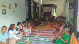 Presenter Budaya (Gora-gora Tongkon) Wawan S Mandi akrab disapa pong Glen, saat membuka kegiatan lamaran Siti dan Kepas di Tabang, Lembang Pitung Penanian, Kecamatan Rantebua, Kabupaten Toraja Utara, Sulawesi Selatan, Rabu 9 Oktober 2024 siang. Foto Dok: Redaksi