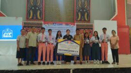 Anggota DPR-RI Eva Stevany Rataba, SH, didampingi Pjs Bupati Torut Amson Padolo menyerahkan secara simbolis bantuan Program Indonesia Pintar (PIP) Jalur Aspirasi Tahun 2024 Tahap 1 di Gedung AA Van De Loosdreacht, Kecamatan Rantepao, Kabupaten Toraja Utara, Sulawesi Selatan, Senin (14/10/2024). Foto Dok: Arlin/inspirasipos.com
