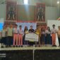 Anggota DPR-RI Eva Stevany Rataba, SH, didampingi Pjs Bupati Torut Amson Padolo menyerahkan secara simbolis bantuan Program Indonesia Pintar (PIP) Jalur Aspirasi Tahun 2024 Tahap 1 di Gedung AA Van De Loosdreacht, Kecamatan Rantepao, Kabupaten Toraja Utara, Sulawesi Selatan, Senin (14/10/2024). Foto Dok: Arlin/inspirasipos.com