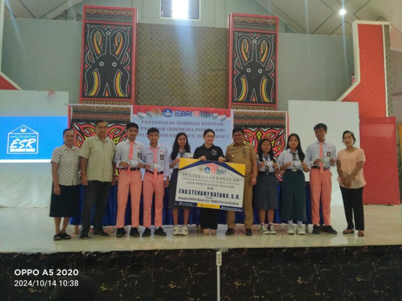 Anggota DPR-RI Eva Stevany Rataba, SH, didampingi Pjs Bupati Torut Amson Padolo menyerahkan secara simbolis bantuan Program Indonesia Pintar (PIP) Jalur Aspirasi Tahun 2024 Tahap 1 di Gedung AA Van De Loosdreacht, Kecamatan Rantepao, Kabupaten Toraja Utara, Sulawesi Selatan, Senin (14/10/2024). Foto Dok: Arlin/inspirasipos.com