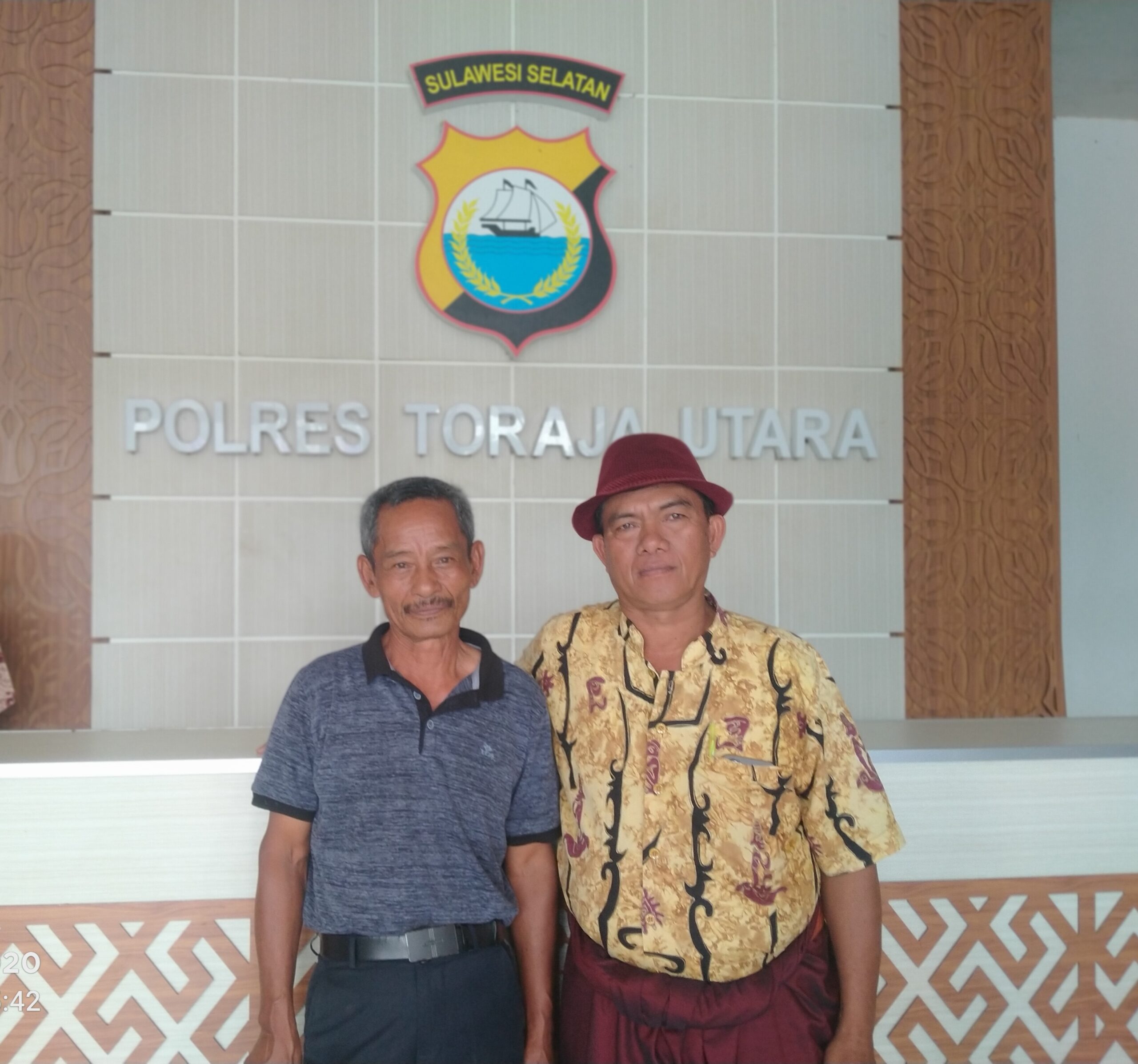 Marten Sampebua (kiri) didampingi kerabatnya saat berada di Loby Polres Toraja Utara. Foto Dok: Redaksi.